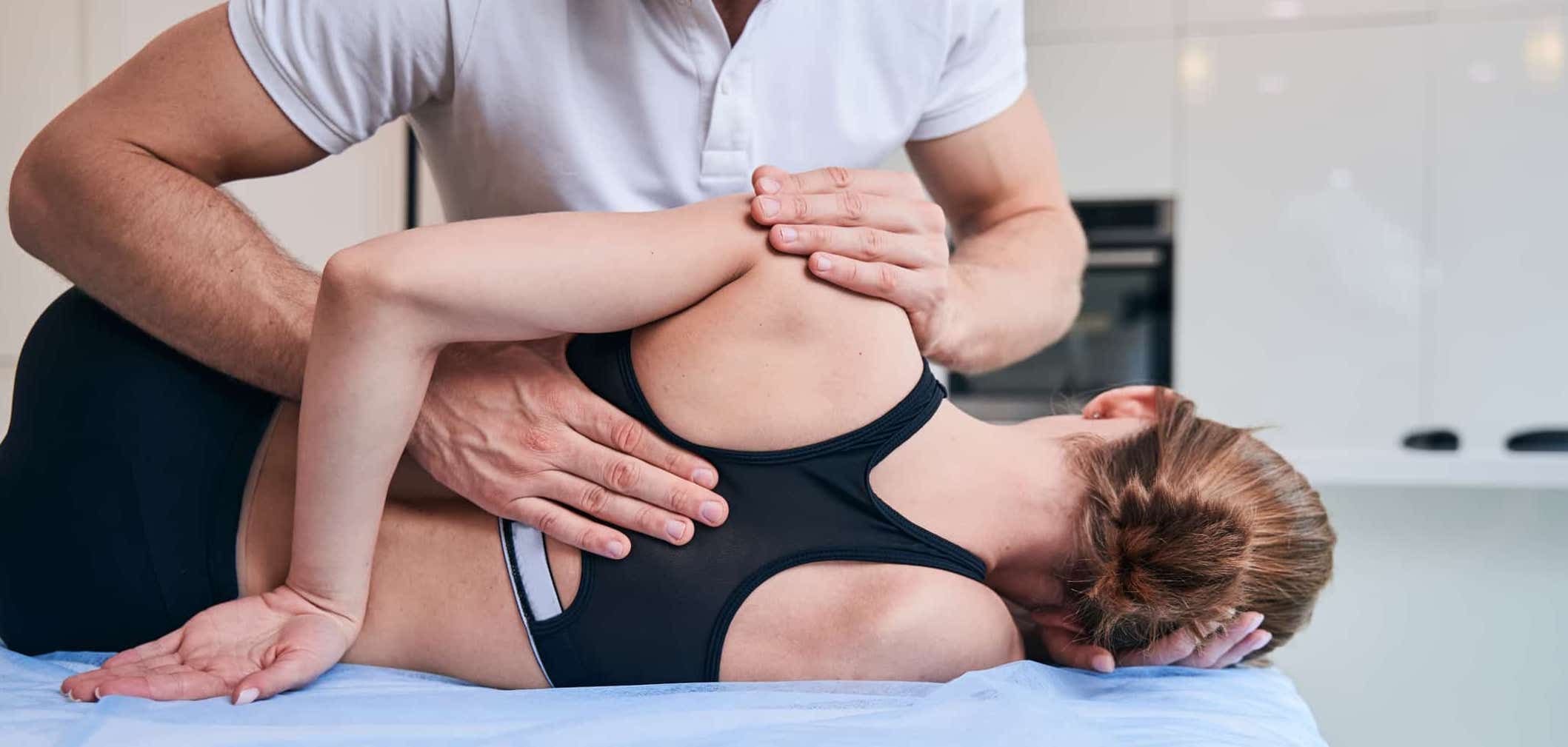 Krankengymnastik Frankfurt Frau auf Liege