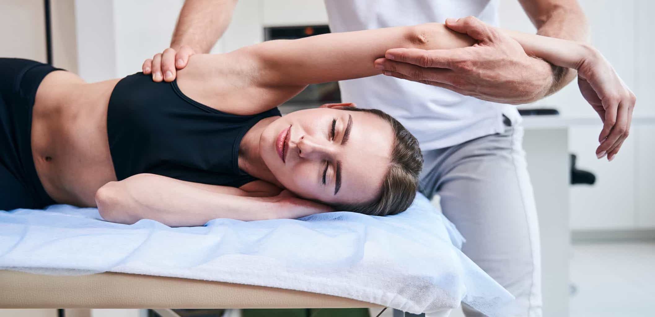 Physiotherapie Bad Homburg Frau auf Liege